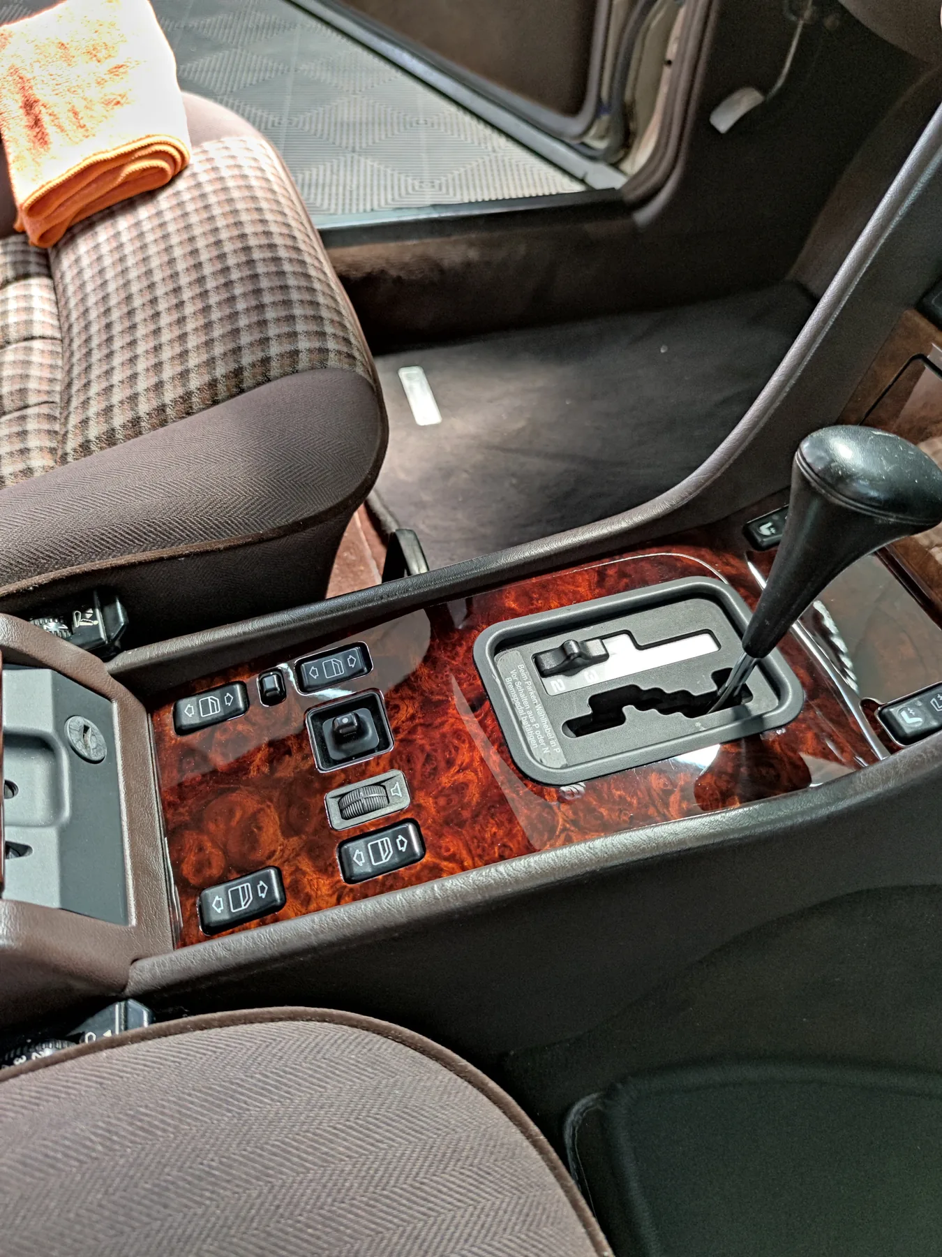 Odnowiona drewniana konsola środkowa Mercedesa C124