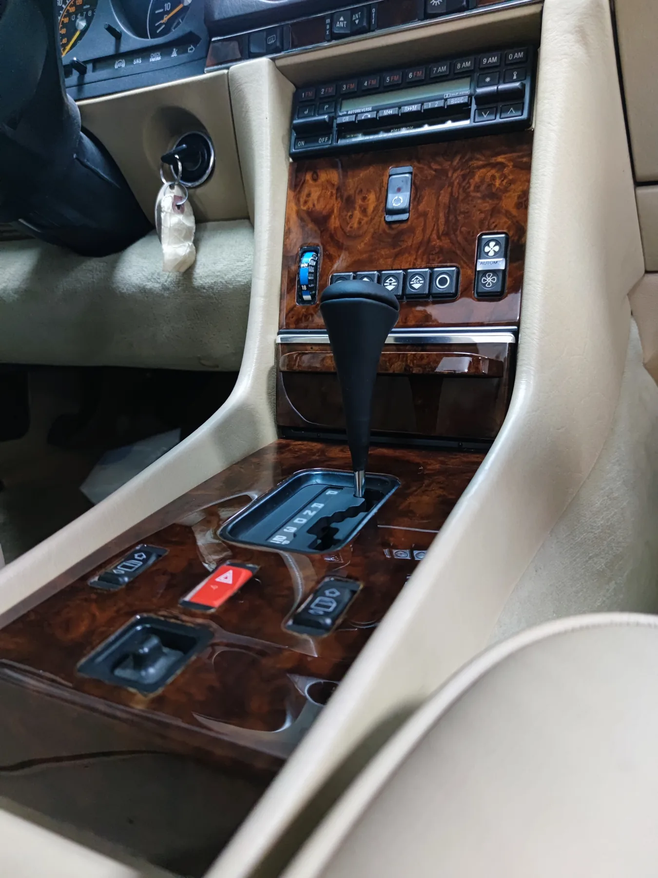 Drewniana konsola środkowa Mercedesa R107 po renowacji