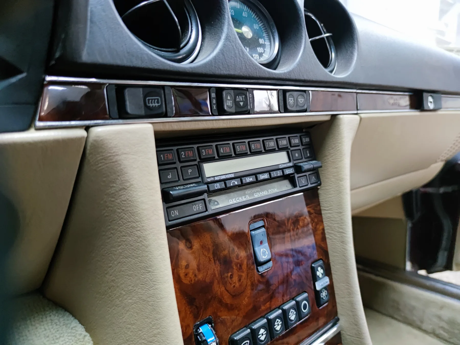 Panel środkowy Mercedesa R107 z odnowionym fornirem